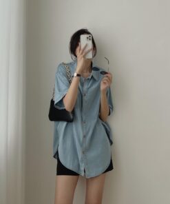Set đồ nữ cá tính với áo sơ mi denim oversize phối quần short – phong cách năng động, trẻ trung, dễ phối đồ đi chơi hay dạo phố