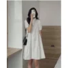 Váy trắng dáng babydoll cổ bẻ tay ngắn – phong cách nữ tính, nhẹ nhàng, phù hợp dạo phố hoặc đi chơi