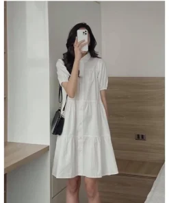 Váy trắng dáng babydoll cổ bẻ tay ngắn – phong cách nữ tính, nhẹ nhàng, phù hợp dạo phố hoặc đi chơi