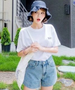 Phối đồ nữ cho mùa với Áo thun cotton thoáng mát kết hợp cùng quần short jeans