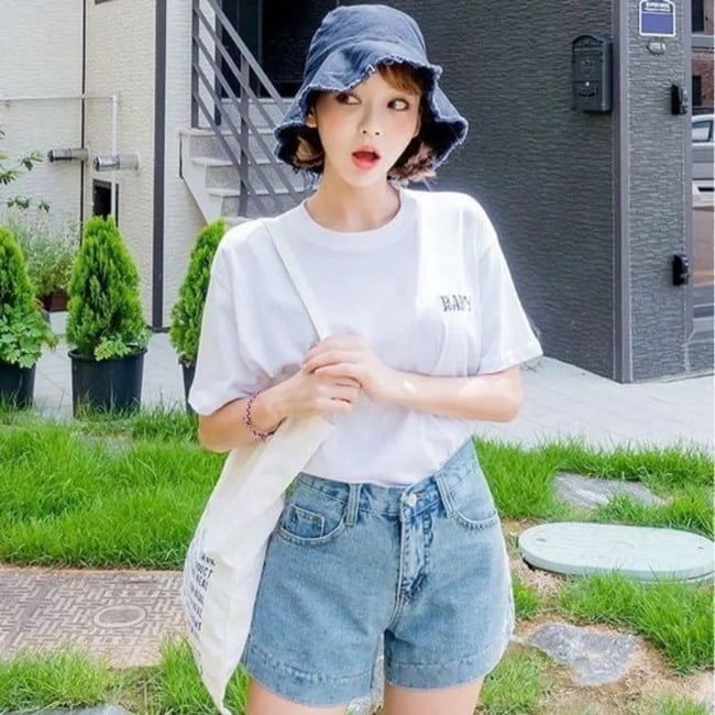  Phối đồ nữ cho mùa với Áo thun cotton thoáng mát kết hợp cùng quần short jeans