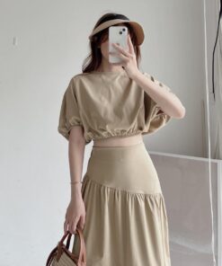 Set đồ nữ tông be gồm áo croptop tay bồng và chân váy dài xoè – phong cách thanh lịch, hiện đại, thích hợp đi chơi hoặc du lịch